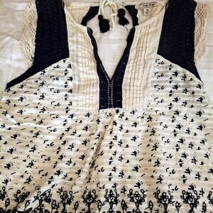 LUCKY BRAND SUPER CUTE TOP!! CUTE DETAILS ON FRONT AND BACK